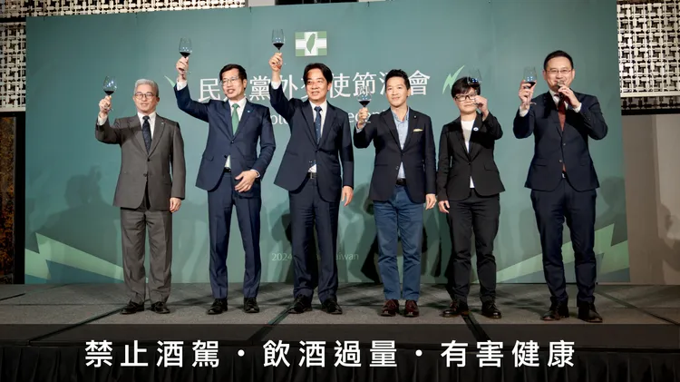 賴清德與在場代表一同舉杯。民進黨提供