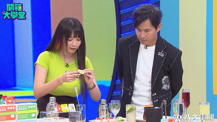 孫協志看製作過程，面有難色。八大電視台提供