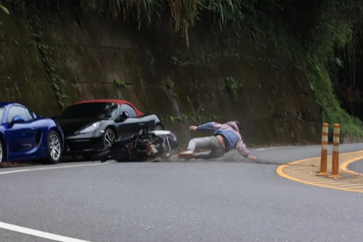 機車騎士跑山過彎失控。取自「重機車友 ❘ 各區路況天氣、資訊分享中心」