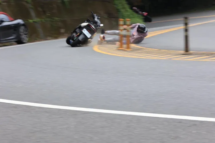 機車騎士跑山過彎失控。取自「重機車友 ❘ 各區路況天氣、資訊分享中心」