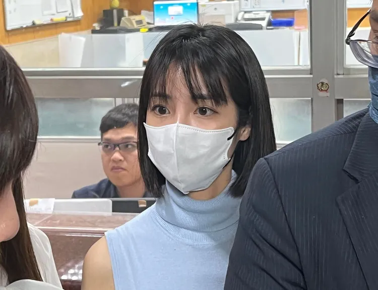 徐千晴昨陪同新竹市長高虹安到台北地院開庭。資料照片
