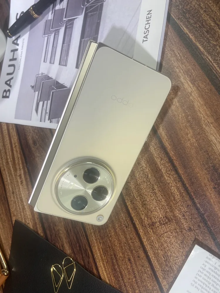OPPO Find N3橫向摺疊展開後為7.82吋、閉合時為6.31吋，機身厚度為5.8mm、重量僅239克。陳揚盛攝