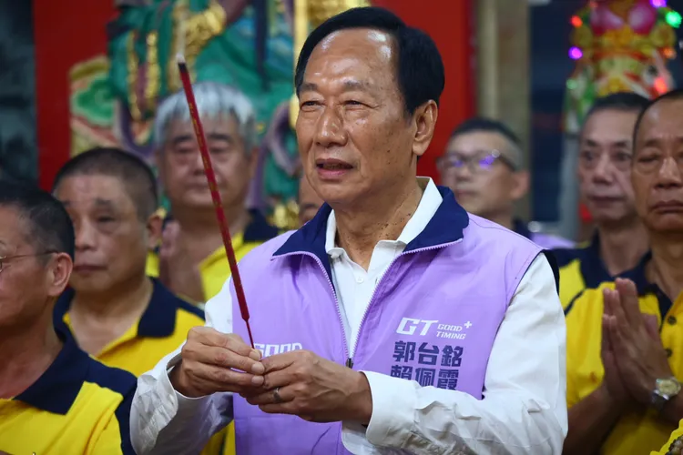 黃光芹揭國民黨內部民調，侯友宜與郭台銘兩兩相比只差1%，郭辦認為在野談合作，除了民調，更應關注經濟治國能力。彭欣偉攝