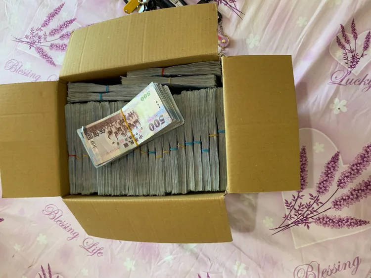 紙箱內全是現金。民眾提供
