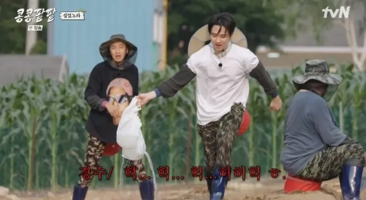 D.O.節目中就地取材，拿塑膠袋當澆水壺。翻攝tvN