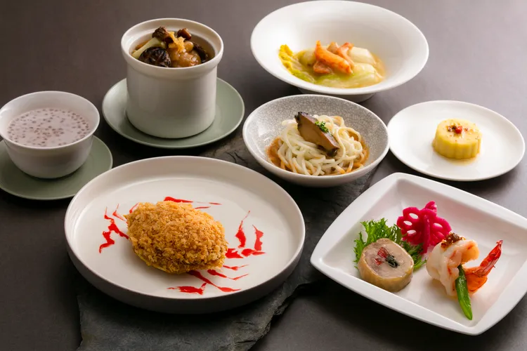 与玥樓頂級粵菜餐廳行政總主廚許文光為台北出發舊金山、紐約、多倫多、芝加哥皇璽桂冠艙旅客，精心設計的佳餚。業者提供