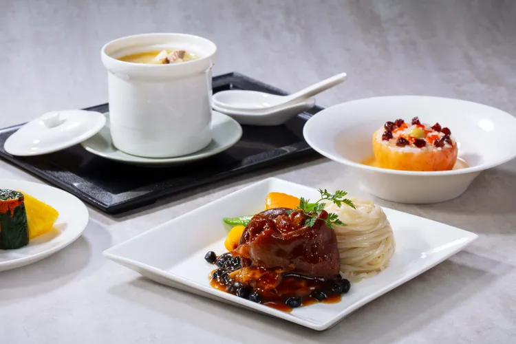 長榮航空與譚府宴黃清標主廚合作多年，此次新菜單的主菜選用「譚府黑豆煨豬蹄」台北飛往洛杉磯、舊金山及新加坡皇璽桂冠艙旅客皆有機會在機上品嚐到。業者提供