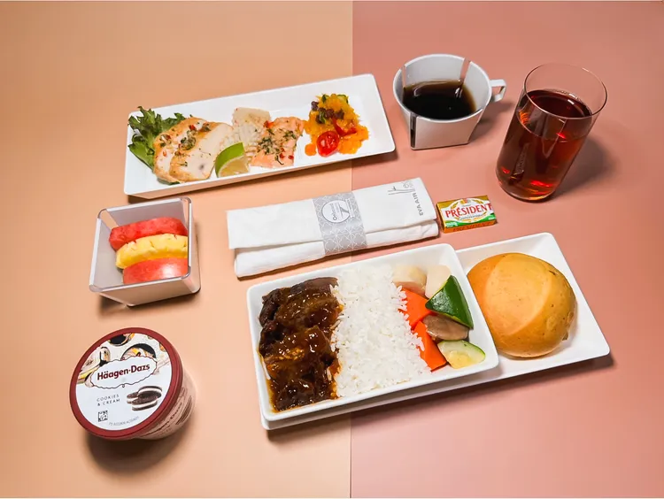 長榮航空特邀与玥樓行政總主廚許文光為台北飛往洛杉磯、舊金山、紐約、多倫多、芝加哥的豪華經濟艙旅客設計餐點。業者提供