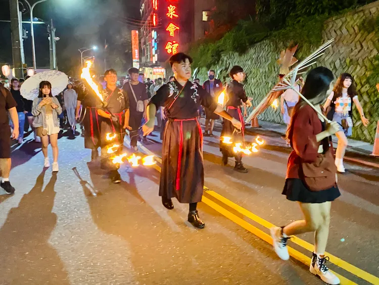 火舞舞者踩街。王志弘攝