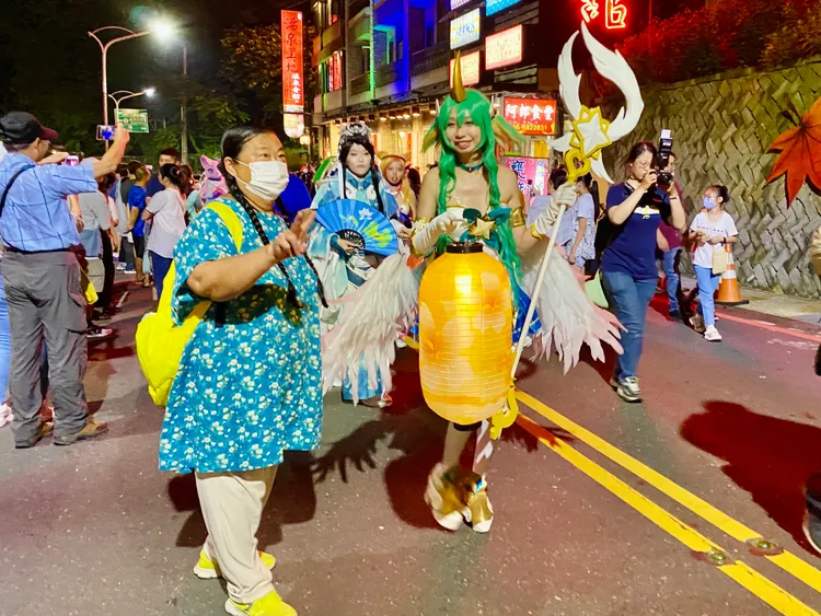 coser變裝登場，吸引遊客合影。王志弘攝