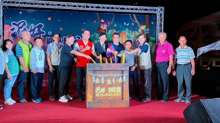 來賓投入金幣，象徵與神結緣。王志弘攝