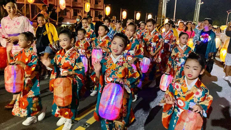 兒童提燈相當可愛。王志弘攝