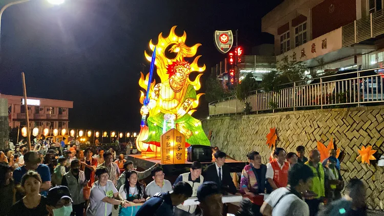 夜巡隊伍浩蕩出發。王志弘攝