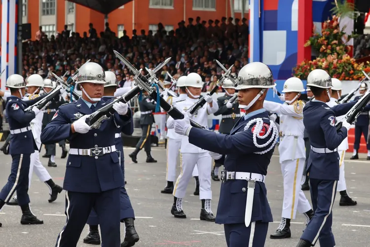 儀隊表演花式操槍。林林攝