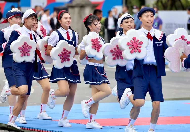 藝工隊穿著水手服風格已自創曲表演，林林攝