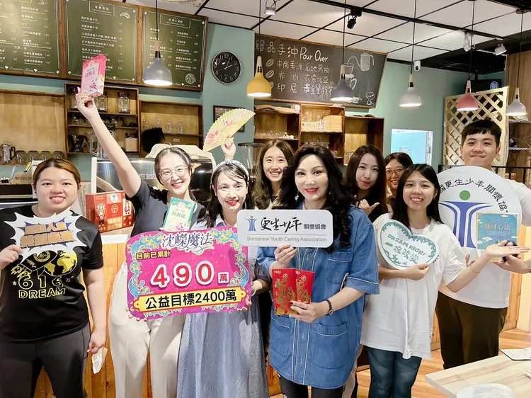 沈嶸捐贈10萬元資助「青少年職培就業計畫」。協會提供