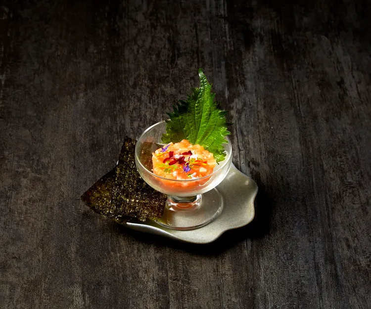 「旬嚐」今秋端上主廚推薦新菜「韃靼鮭魚」，並建議三種吃法，提供消費者多重風味及口感。業者提供