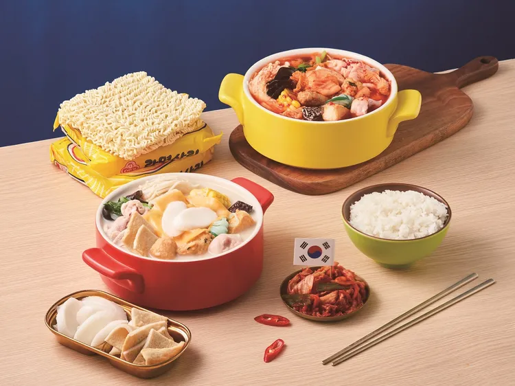 「12 MINI快煮鍋」透過LINE官方帳號累積點數，消費1鍋集1點，11月份每周二選購新款鍋物「歐巴泡菜鍋」（後）、「韓妞起司牛奶鍋」點數再加倍，集滿12點可兌換限量MINI手機支架。。業者提供