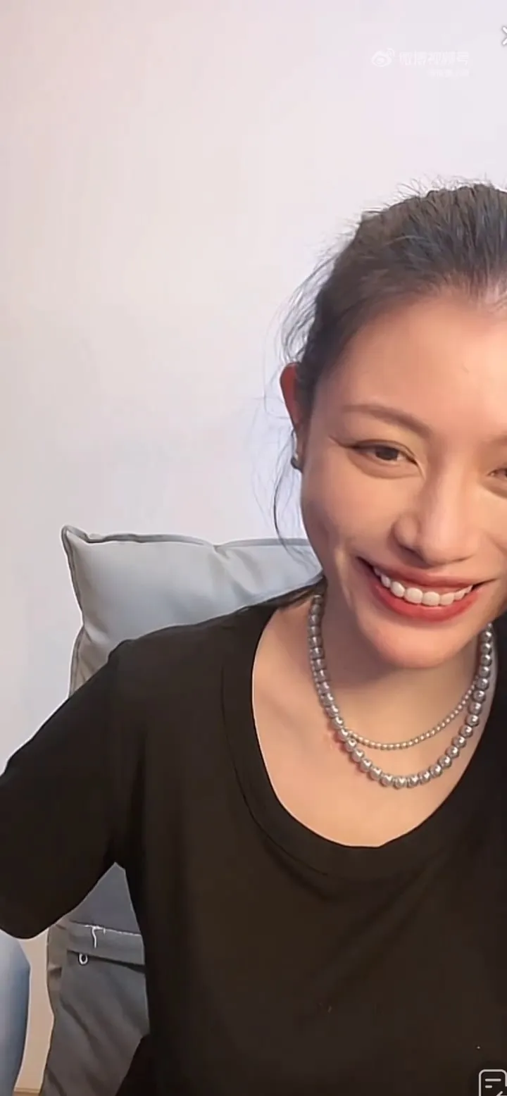 葛薈婕昨直播時止不住笑。翻攝傳媒小娛微博