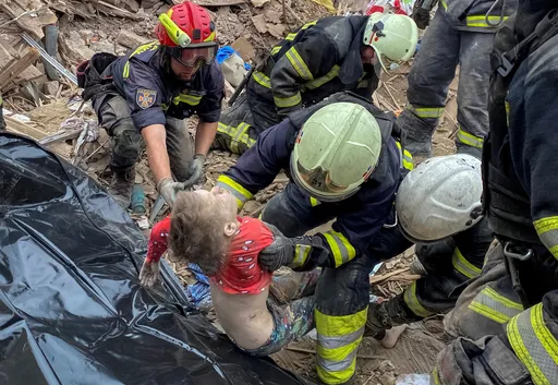 睡衣男童小小遺體挖出　俄飛彈襲烏釀52死「半個村子沒了」