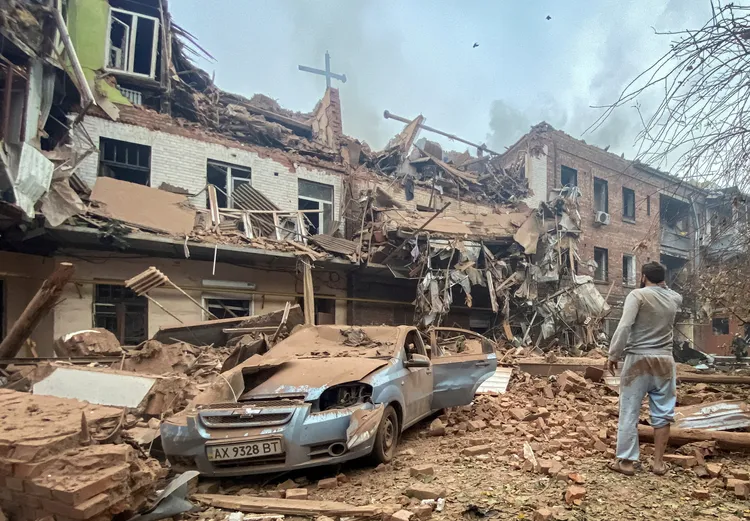 比奇科看著被飛彈毀掉的家園。路透社