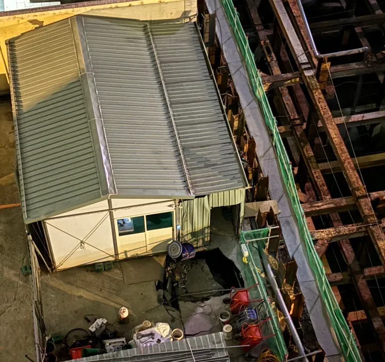 塌陷地點在工地內的工務所旁。竹北市民代表彭竣志提供