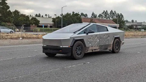 特斯拉電動皮卡Cybertruck在暴力測試後，雖然車身彈痕累累，但並未被打穿車身。翻攝IT之家