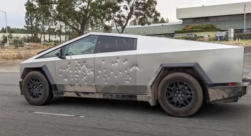 特斯拉電動皮卡Cybertruck暴力測試 數十發衝鋒槍打不穿車門