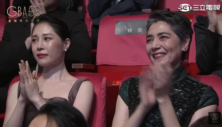 賴佩霞（右）和爆花在台下為范瑞君鼓掌。翻攝金鐘獎 Golden Bell Awards YT