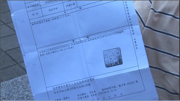 運將出示驗傷單。翻攝畫面