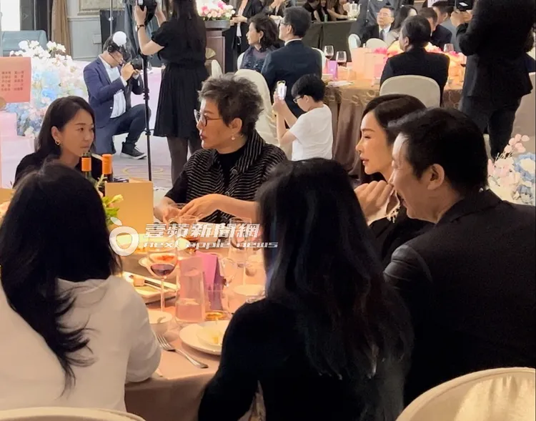 六月（左）與藍心湄、陳美鳳同桌邊吃邊聊。特勤中心攝