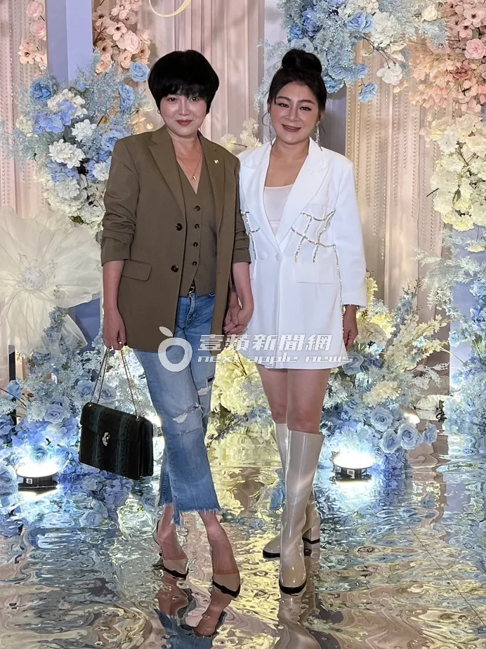 苗可麗(左)和王彩樺一同到達參加喜宴。特勤中心攝