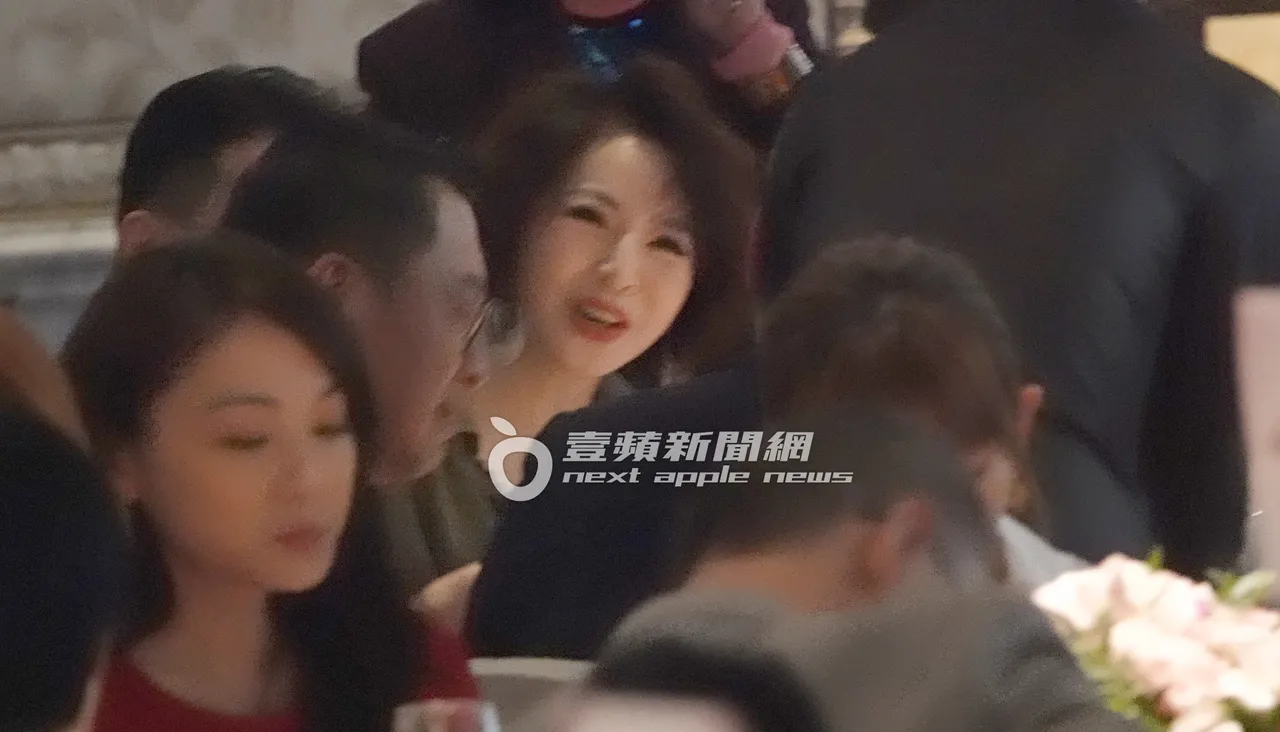 李芳雯坐在位子上不時地與一旁友人閒聊,看上去心情相當愉快。特勤中心攝