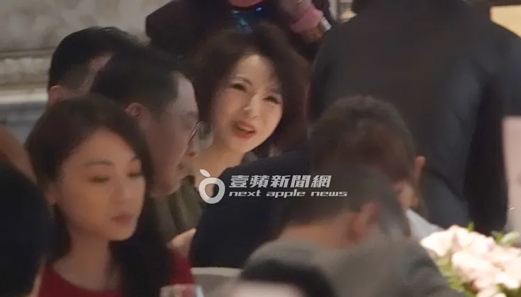 李芳雯坐在位子上不時地與一旁友人閒聊，看上去心情相當愉快。特勤中心攝