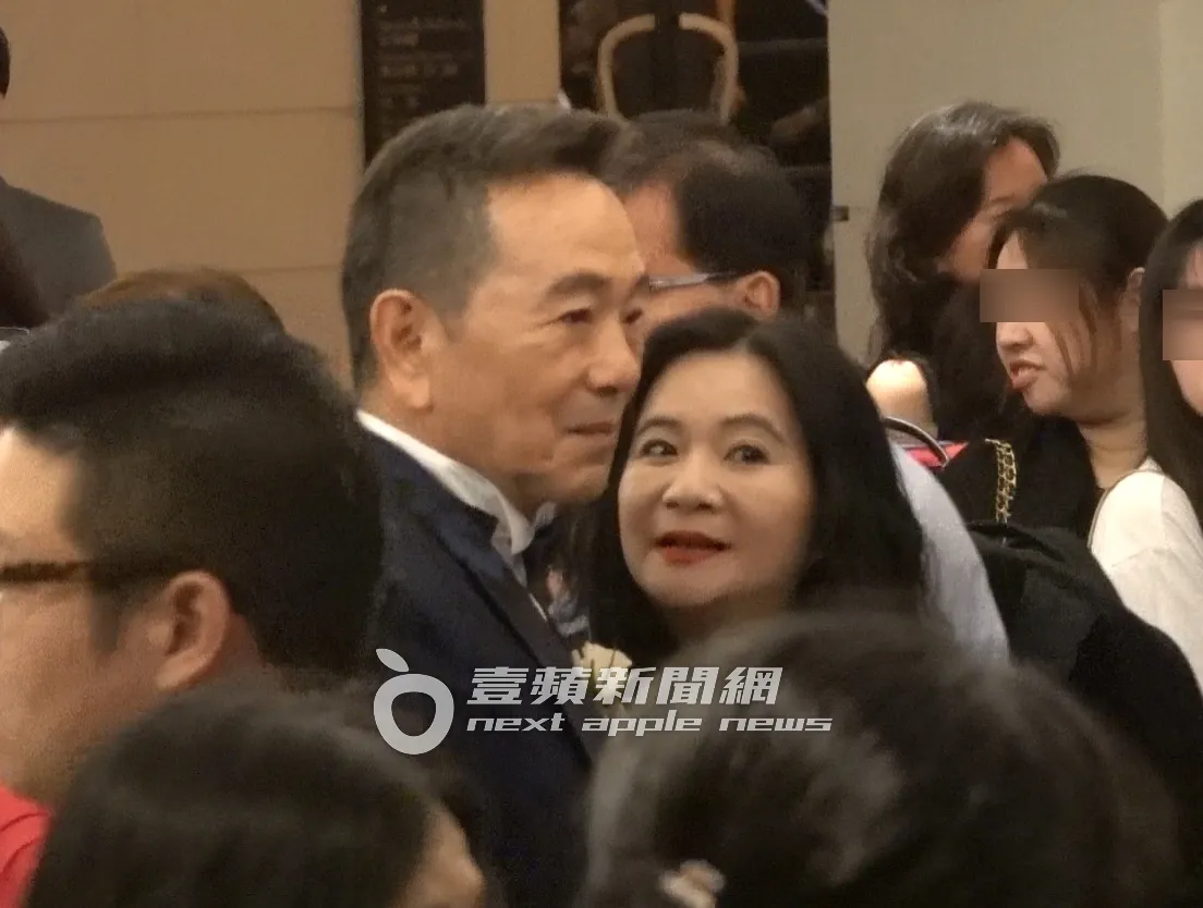 應曉薇也隻身出席張晨光兒子喜宴。特勤中心攝