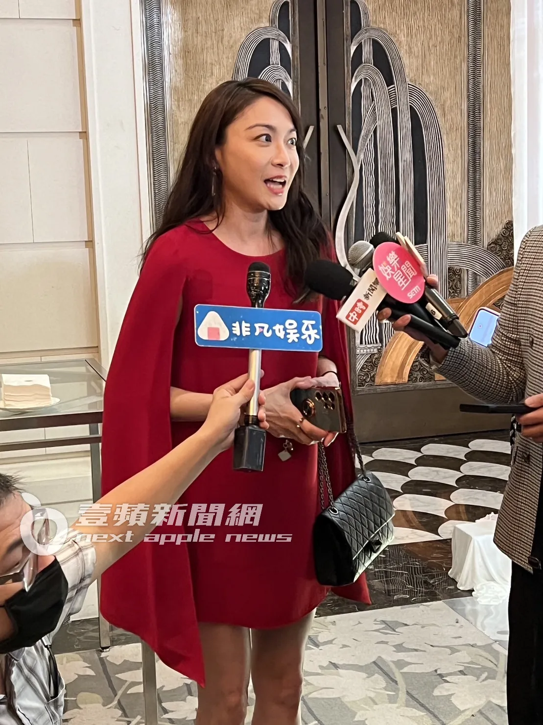 江祖平一身紅色禮服露出修長美腿出席喜宴。特勤中心攝