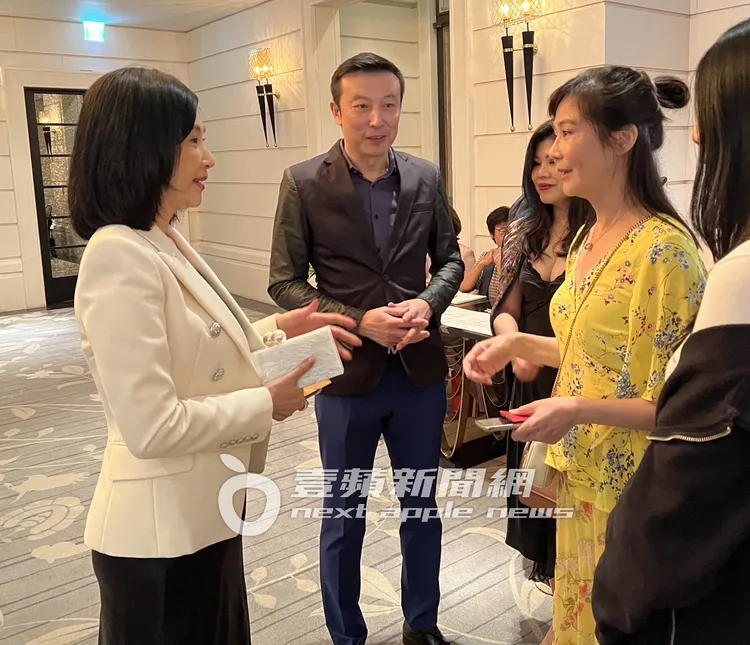 林煒（中）和俞小凡（右）許久未見，互相寒暄。特勤中心攝