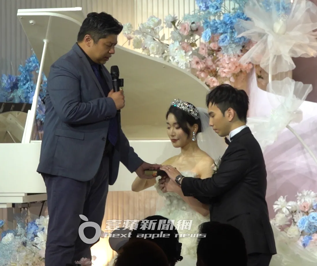 張晨光兒子(右)與新娘郭培利一同在牧師的見證下結婚。特勤中心攝