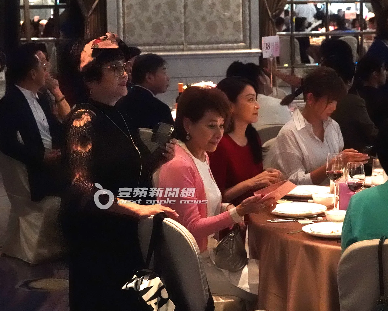 向娃(中)與江祖平等藝人同桌共同祝福新人結婚。特勤中心攝