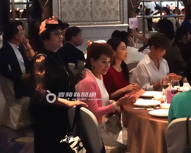 向娃（中）與江祖平等藝人同桌共同祝福新人結婚。特勤中心攝