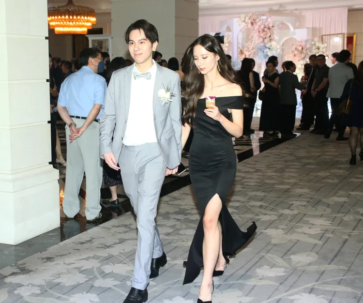 小兒子與女友也在會場中幫忙招呼親友。特勤中心攝