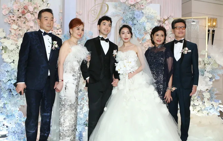 張晨光（左1）與老婆謝美惠（左2）、新郎張鈞傑、新娘郭培利和親家開心合影。特勤中心攝