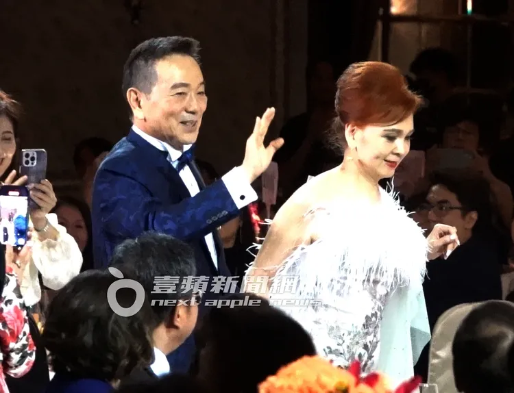 張晨光牽著老婆謝美惠率先進入會場，接受大家歡呼道喜。特勤中心攝
