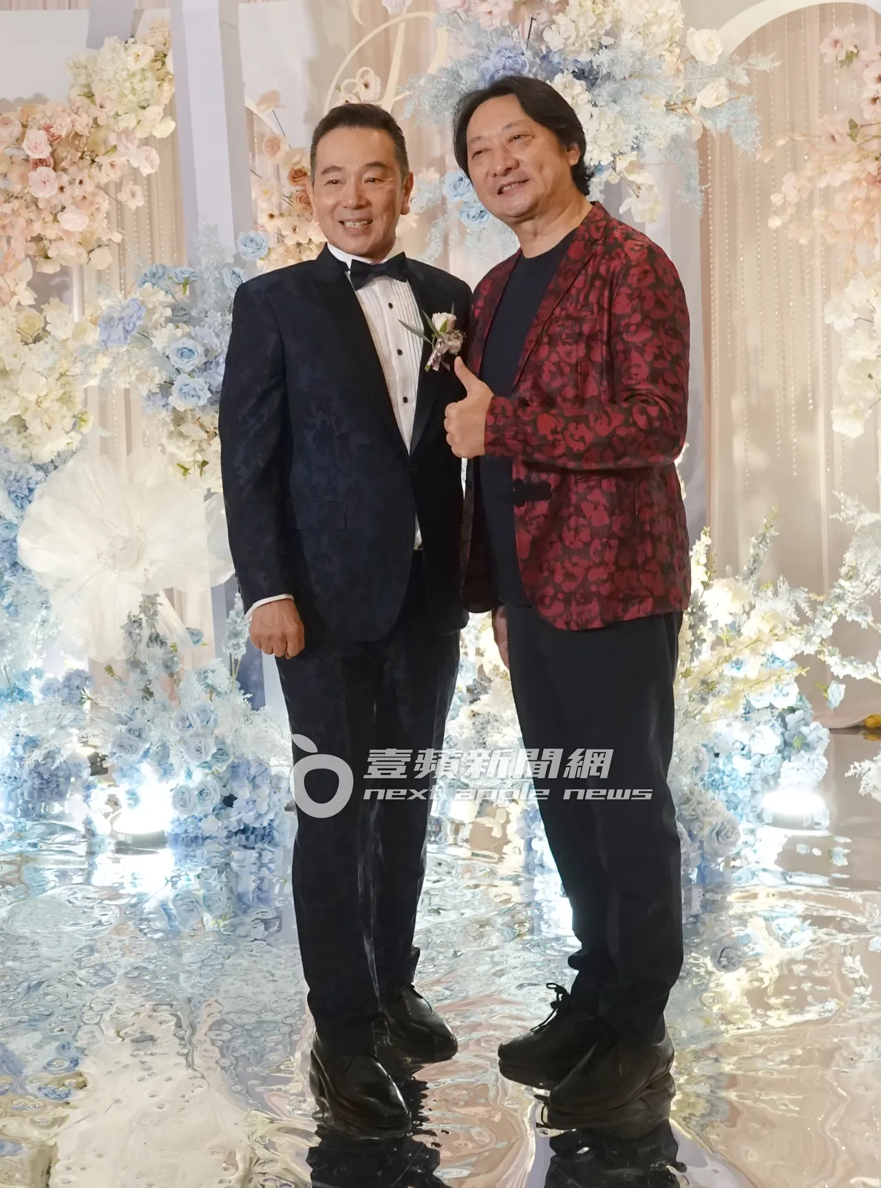 九孔(右)身穿酒紅色西裝外套到場祝福。特勤中心攝