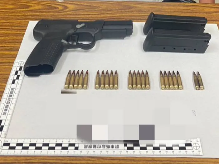 嫌犯使用槍枝。翻攝畫面