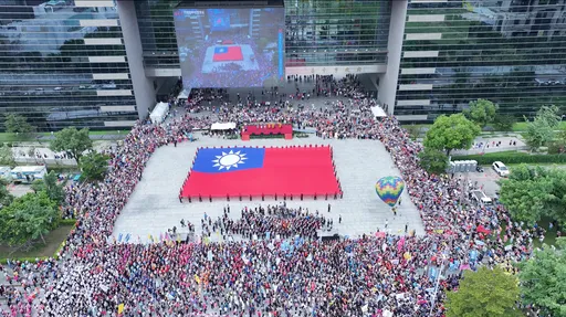 全国最大国旗台中现身!2万人涌市府广场庆双十 卢秀燕许这3个愿望