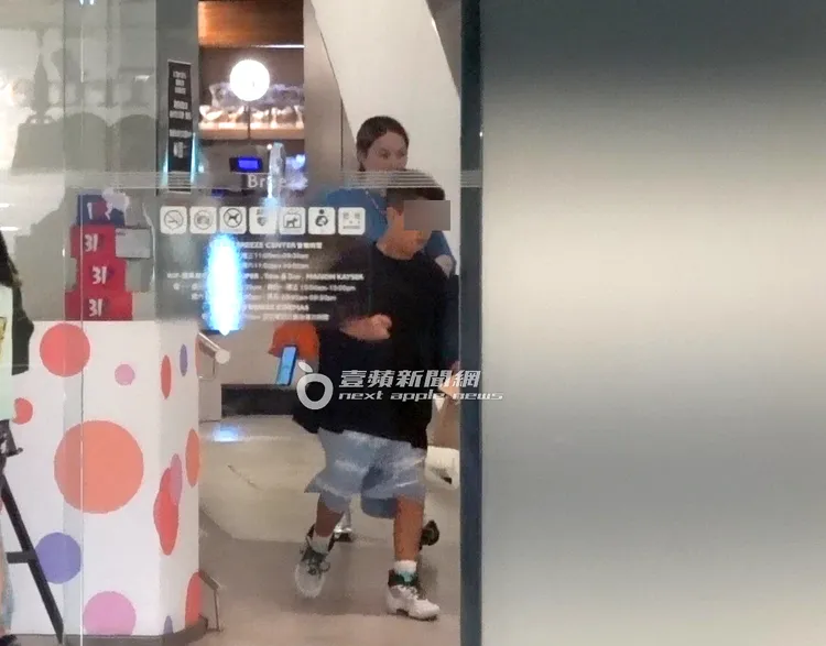 楊秀蓉和兒子逛完超市準備離開回家吃晚餐。特勤中心攝