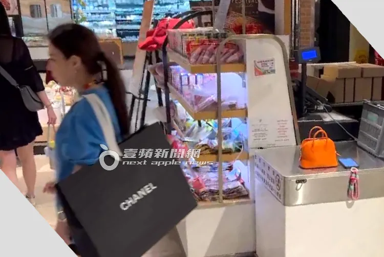 楊秀蓉到百貨超市購物，包包隨性擱在結帳櫃檯。特勤中心攝