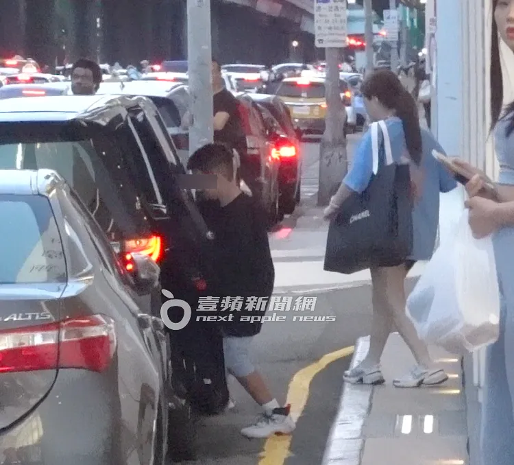 楊秀蓉和兒子上私家司機車離開。特勤中心攝