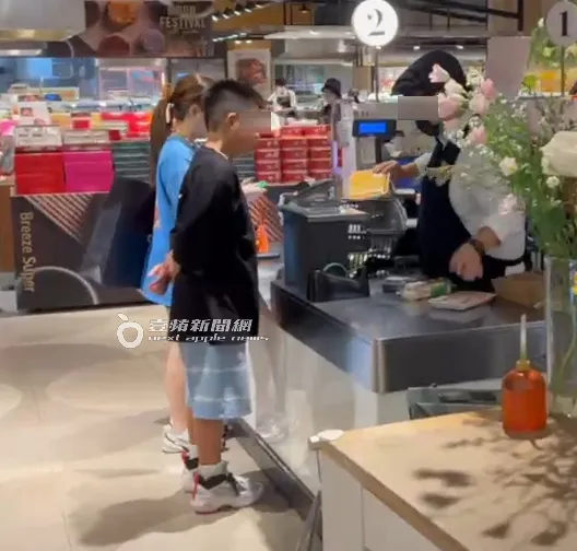 楊秀蓉（左）買了水果、壽司、便當，當母子2人的晚餐。特勤中心攝